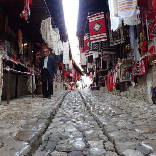 Pouliční bazar v albánské Kruje / F: archiv Víla