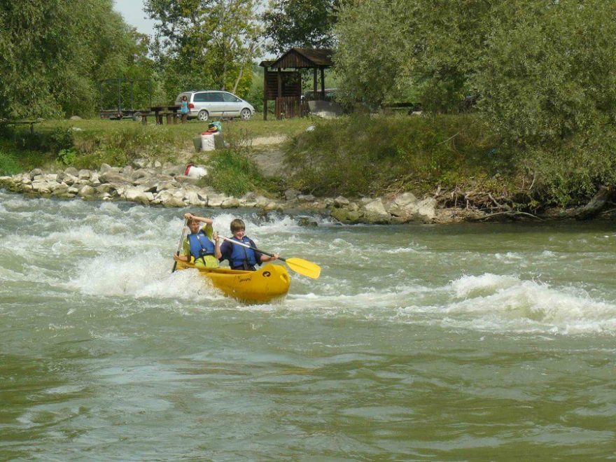 Tréning vodáckej omladiny na vlne. / F: archiv Tomáš Potfaj
