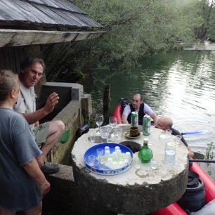 Tradiční chorvatskou pochutinou je pálenka Rakije / F: archiv Víla