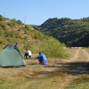 Táboření v Albánii / F: archiv Víla