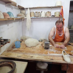 Obuvnická dílna v Kruje (Albánie) / F: archiv Víla