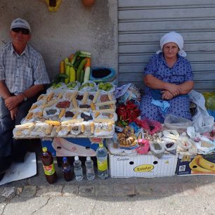 V Albánii místní na tržišti nabízejí různé potraviny / F: archiv Víla