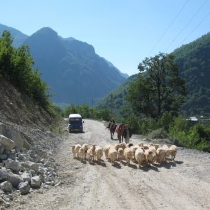 Cesta na řeku Albonu (Albánie) / F: archiv Víla