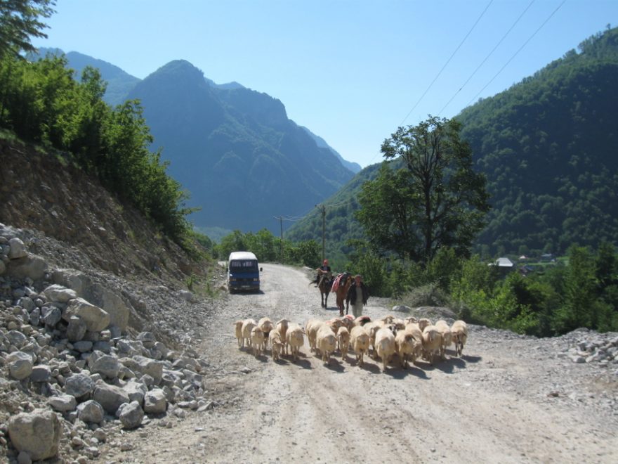 Cesta na řeku Albonu (Albánie) / F: archiv Víla