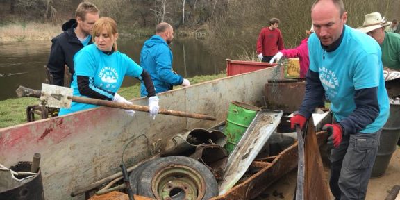 Registrace na 21. ročník jarního úklidu řeky Sázavy jsou otevřeny