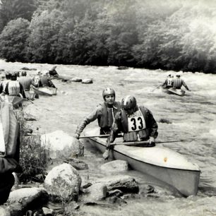 Na startu sjezdových hlídek C2, 1977 Spittal