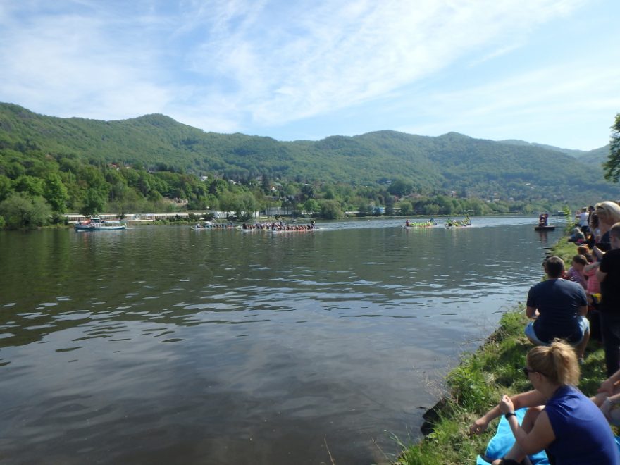 První závod odstartován