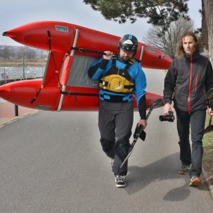 Nafouknutý katamarán klidně odnesete na rameni