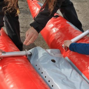 Provlékání kovových výztuh skrz palubu a třmeny