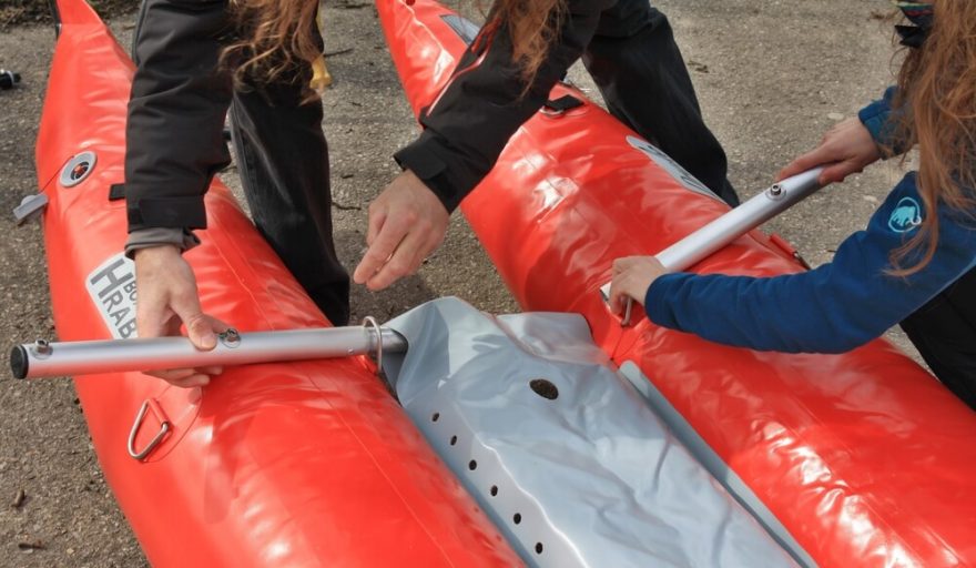 Provlékání kovových výztuh skrz palubu a třmeny