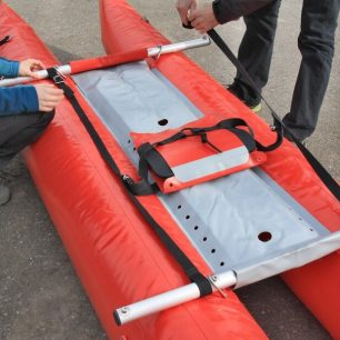 Upevnění plochých popruhů mezi kovové výztuhy