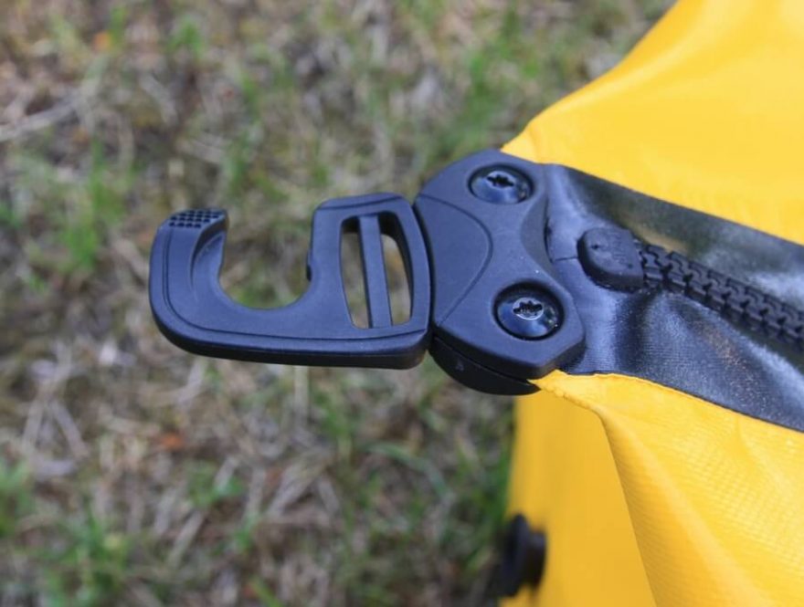 Plastový háček je na každém konci hlavního zipu