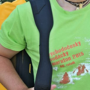 Viditelné probrání ramenního popruhu