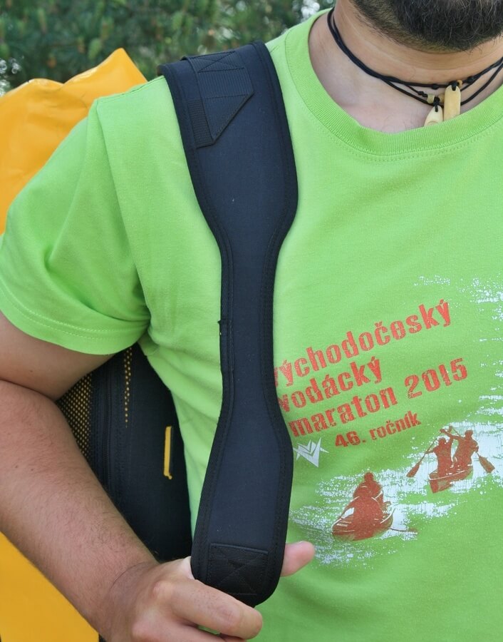 Viditelné probrání ramenního popruhu