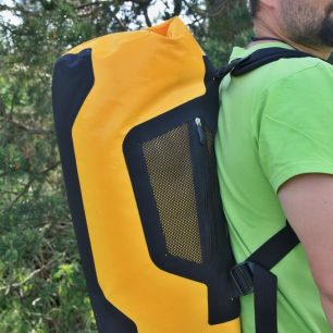 Duffle je při nošení na zádech pohodlný i na delších výletech