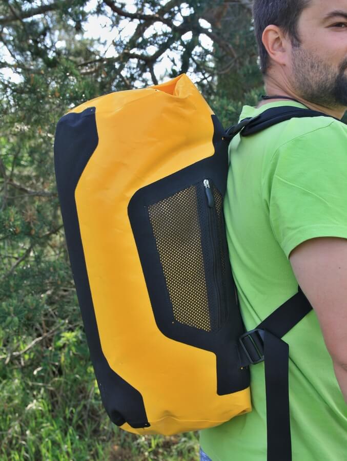 Duffle je při nošení na zádech pohodlný i na delších výletech