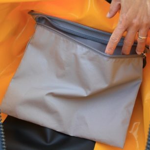 Uvnitř tašky jsou dvě kapsy na zip pro uložení menších věcí