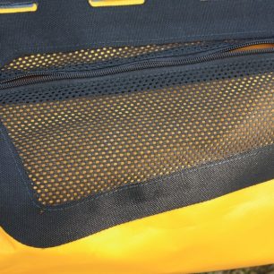 Boční síťovaná kapsa