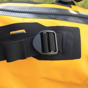 Bytelná plastová spona, která drží ramenní popruhy