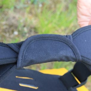 Ramenní popruhy sepnuté k nošení v ruce