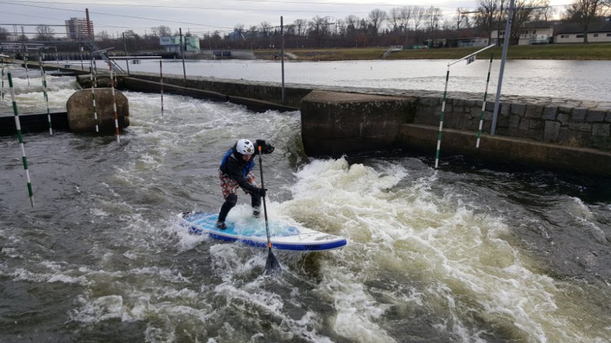 Trénink padlleboardingu na dicoké vodě