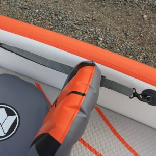 Opěrka sedačky je vyvázána ke kovovým očkům na bortech lodi