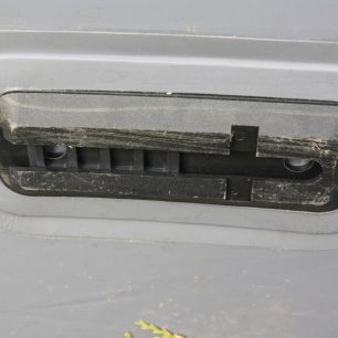 Slot pro upevnění střední dlouhé flosny