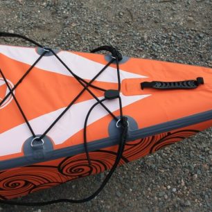 Špice kajaku kryje tvrdý plast, palubky jsou opatřeny kříženou pruženkou