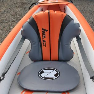 Sedačka má nafukovací opěrku a pevný sedák