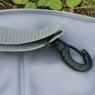 Nacvaknutí sedačky zajišťují plastové karabinky