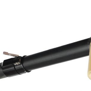 Detail dřevěné hlavičky a hliníkové spojky