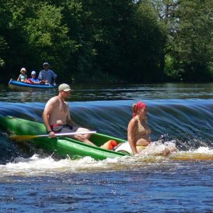 Na jezy je lepší vzít si vesty / F: Půjčovna lodí Dronte
