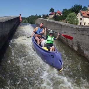 Průjezd šlajsny na Sázavě / F: CK Povoda