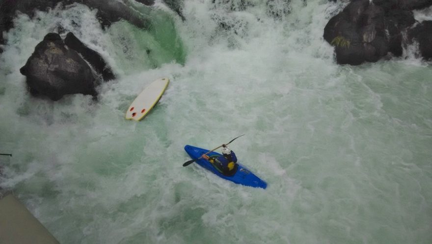 Těžší bylo vylovit paddlebord z pěn Husum falls a pak ho ještě pochytat v peřejích pod vodopádem