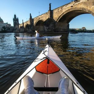 Pohled z kajaku Beach LT na Karlův most