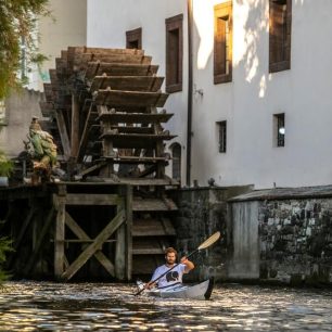 Kulisy staré Prahy se k designovým kajakům parádně hodí, co?