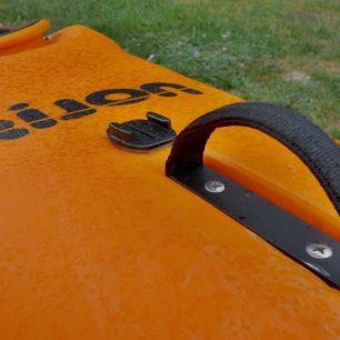 Madla vpředu i vzadu jsou z pevného popruhu