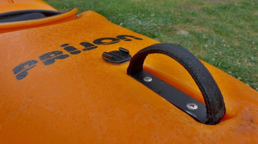 Madla vpředu i vzadu jsou z pevného popruhu