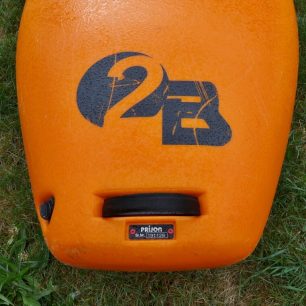 Záď lodi je seseknutá, nechybí vylévací špunt a madlo pro pohodlné nošení.