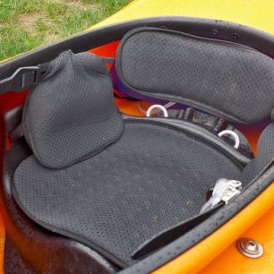 Sedačky i boční opěrky jsou dobře polstrované