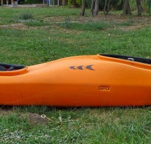 Deblkajak Prijon 2B, pohled z boku. Všimněte si zejména výrazného předního rockeru.