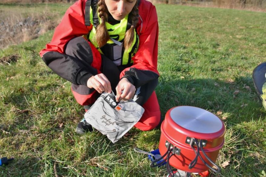 Během vaření vody si odtrhneme horní část sáčku nad uzavíráním