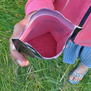 Zkoušeli jsem i červený vitamínový nápoj, který tvoří černý rybíz, jahody a červená řepa