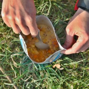 Pečlivě promícháme, aby se vodou nasytil veškerý objem jídla a necháme odstát