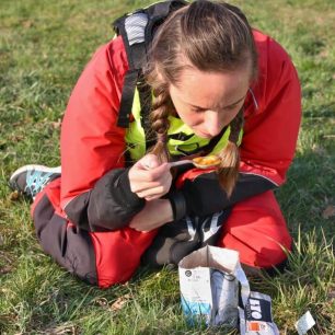 Maruška ochutnává gulášovou polévku. Chutnala jí!
