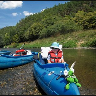 Malý Péťa si užívá vodácké dobrodružství na Berounce