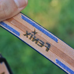 Adhezní proužek na vnitřní straně popruhu