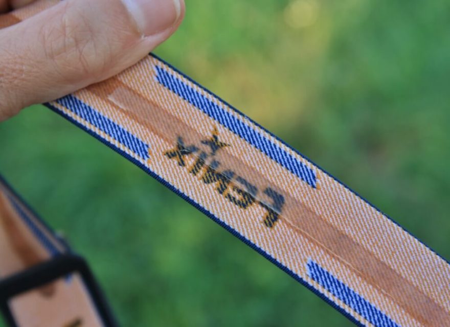 Adhezní proužek na vnitřní straně popruhu