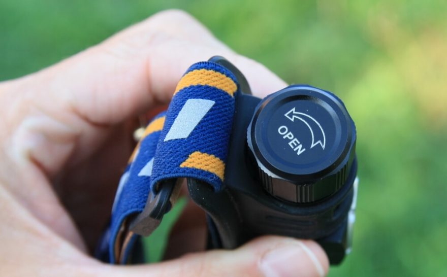 Šroubovací uzávěr prostoru pro akumulátor/baterii