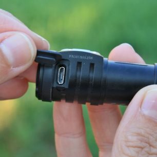 MicroUSB je překryté gumovou krytkou, která je k čelovce pevně přichycena, abychom jí neztratili